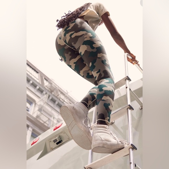 OFFLINE By Aerie Real Me High Waisted Deep Forest Green multi Crossover leggings - Picture 7 of 7